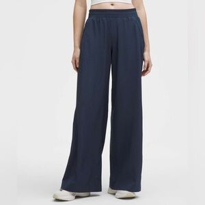 Lululemon Swift Mid-Rise Wide-Leg Pant true navy blue size 8 26” inseam